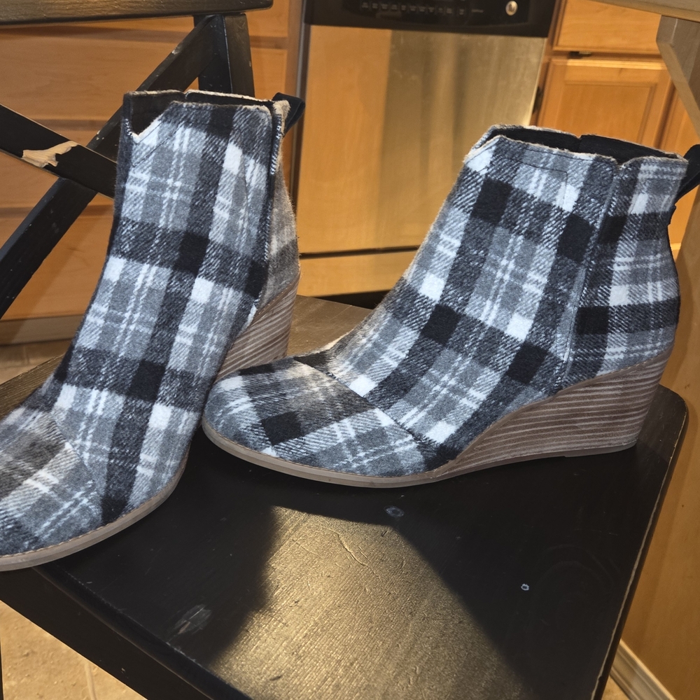 TOMS Clare Wedge Booties